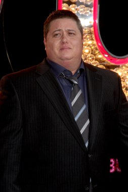 Chaz Bono (takım elbiseli)