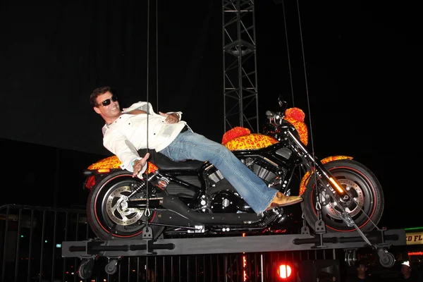 Művész Jack Armstrong és a kozmikus csillaghajó Harley-Davidson motorkerékpár — Stock Fotó