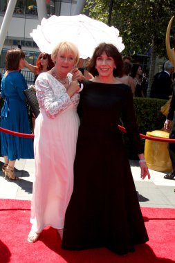 Kathy joosten ve lily tomlin