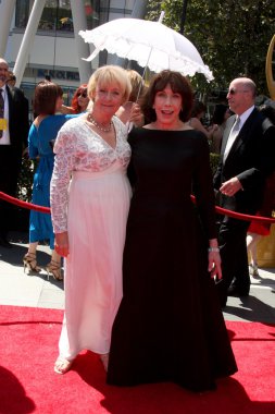 Kathy joosten ve lily tomlin