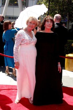 Kathy joosten ve lily tomlin