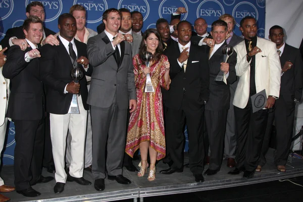 Reggie Bush, Jeremy Shockey y Drew Brees posan junto con los miembros de los Santos de Nueva Orleans —  Fotos de Stock