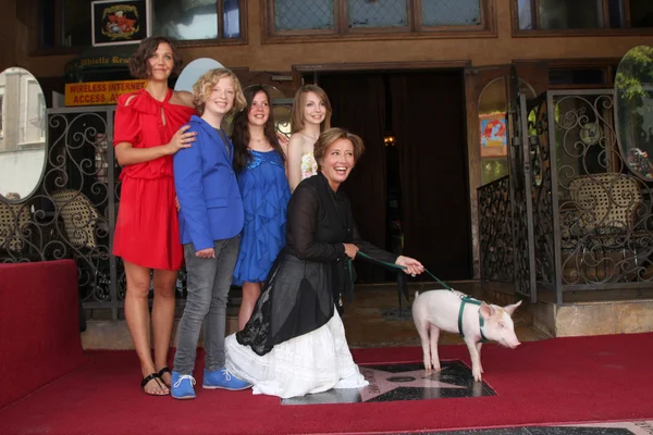 Emma Thompson con Nanny McPhee Reparto incluyendo Maggie Gyllenhaal — Foto de Stock