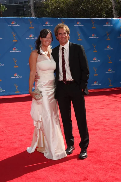 Скотт Бакула и его жена Челси Филдс — стоковое фото
