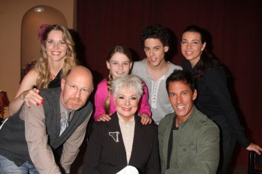 Lauralee bell, makaela johnson, zach cumer, shirley jones ve dan cortese shari wiedmann, aaron lustig