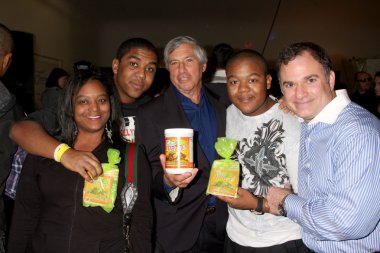 Kyle ve chris massey kendi anne ve victor zeines, gil r. tatarsky ile