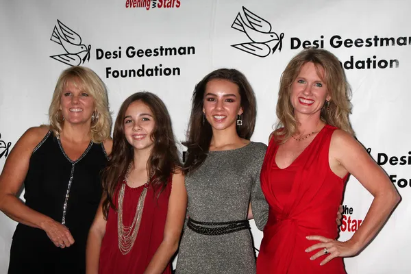 Haley Pullos, Lexi Ainsworth and their mothers — Stock Photo, Image