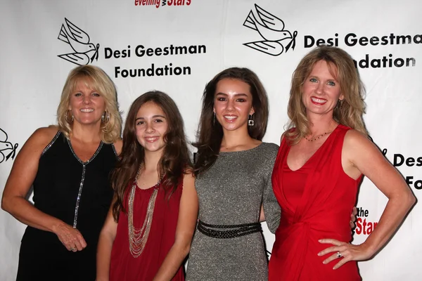 Haley Pullos, Lexi Ainsworth and their mothers — Stock Photo, Image