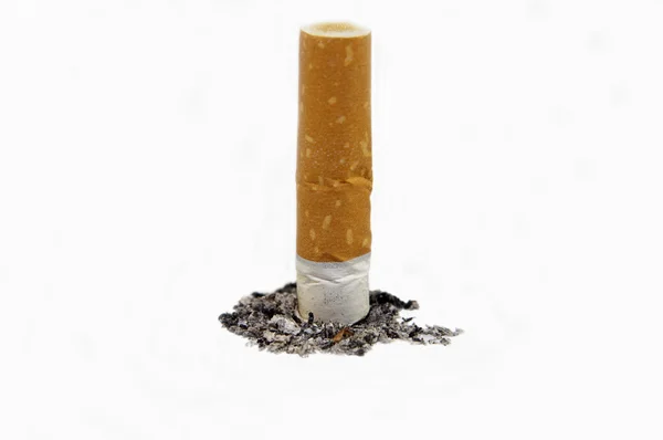Mozzicone di sigaretta con cenere — Foto Stock
