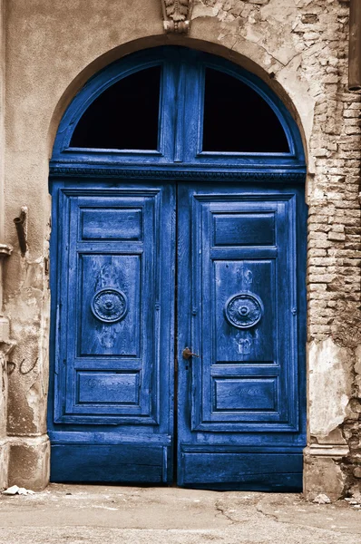 Eski ahşap mavi kapı — Stok fotoğraf