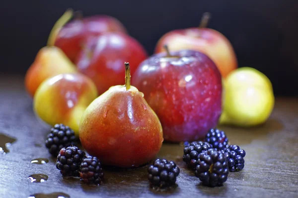 Яблоки, груши и ежевики — стоковое фото
