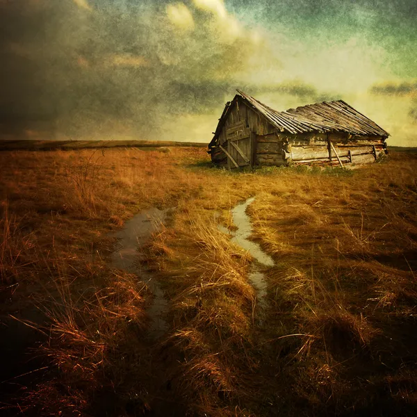 Velha casa assombrada no campo vazio — Fotografia de Stock