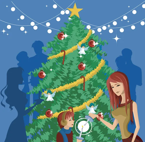 Een moeder en kind verlichting kaarsen voor een versierde kerstboom — Stockfoto