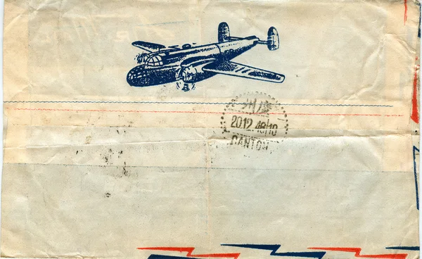 Винтажный конверт авиапочты с самолетом на нем — стоковое фото