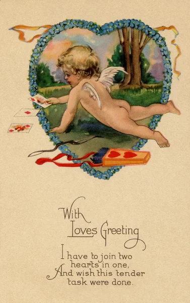 Een vintage valentines ansichtkaart met cupid speelkaarten naast zijn pijl en boog — Stockfoto