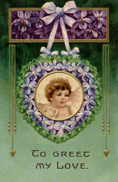 Una postal vintage de San Valentín con un querubín sosteniendo una carta de amor en una guirnalda de violetas —  Fotos de Stock