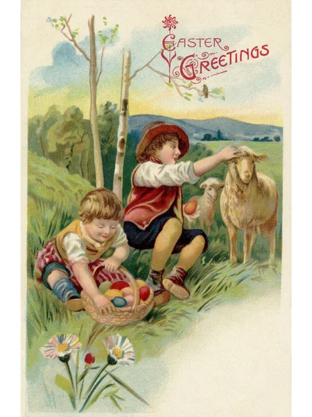 Винтажная пасхальная открытка с двумя мальчиками на охоте за пасхальными яйцами — стоковое фото