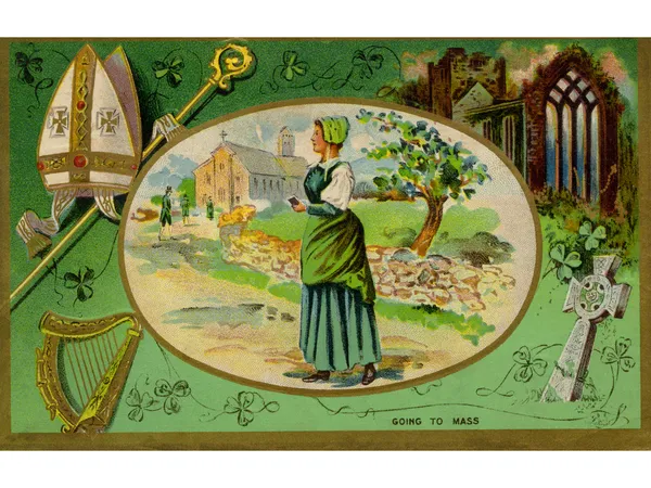 Un collage de símbolos irlandeses y una mujer asistiendo a misa —  Fotos de Stock