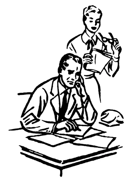 Uma versão em preto e branco de um homem de negócios trabalhando em sua mesa com sua secretária em pé sobre ele — Fotografia de Stock