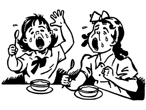 Eine schwarz-weiße Version von zwei jungen Mädchen an einem Esstisch, die beide vor Wut weinen — Stockfoto
