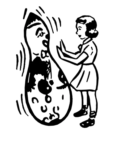 Uma versão em preto e branco de uma jovem brincando com um grande palhaço — Fotografia de Stock