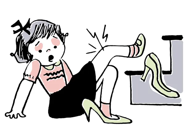Eine schwarz-weiße Version eines jungen Mädchens ist beim Spielen in den High Heels seiner Mutter umgefallen — Stockfoto