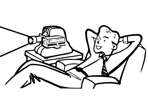 Uma versão em preto e branco de um homem relaxando enquanto desfruta de um filme projetado — Fotografia de Stock