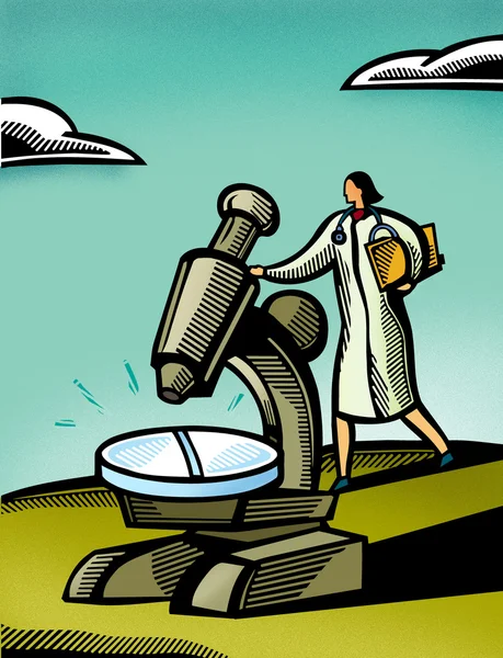 Doctor mirando a través de un microscopio gigante a una píldora gigante —  Fotos de Stock
