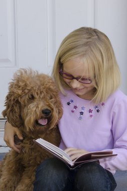 gülümsemek Kız köpekle okuma