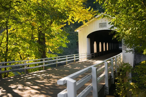Goodpasture covered bridge in fall — Stock Photo, Image