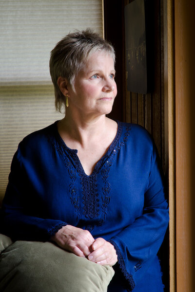 Пожилая женщина при свете окон
