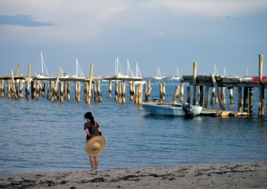 pier yakınındaki su contemplatively bakarak kadın