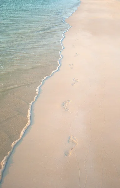 海滩沙滩上的脚印 — 图库照片