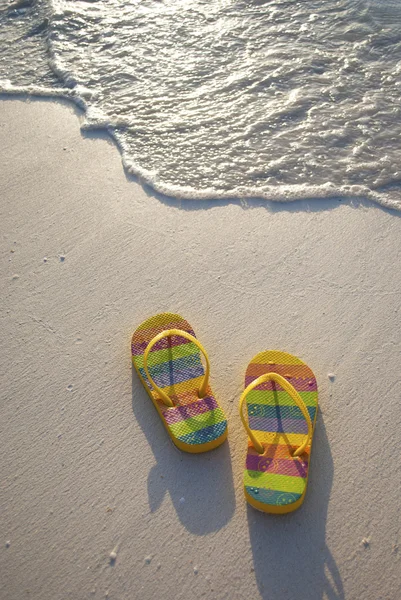 FLIP FLOPS AT THE WATER’S EDGE — Stock Photo, Image