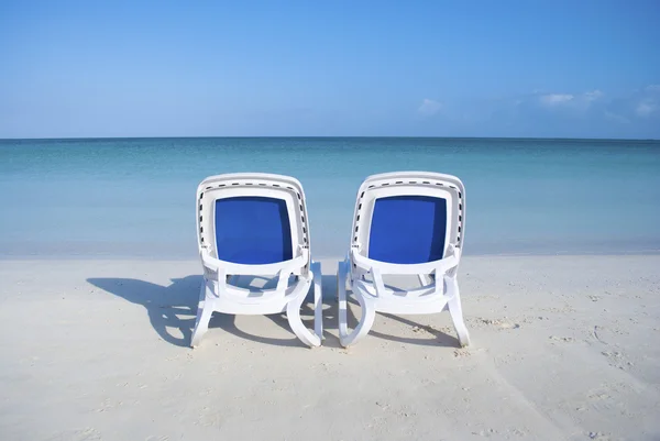 Sedie da spiaggia vuote — Foto Stock