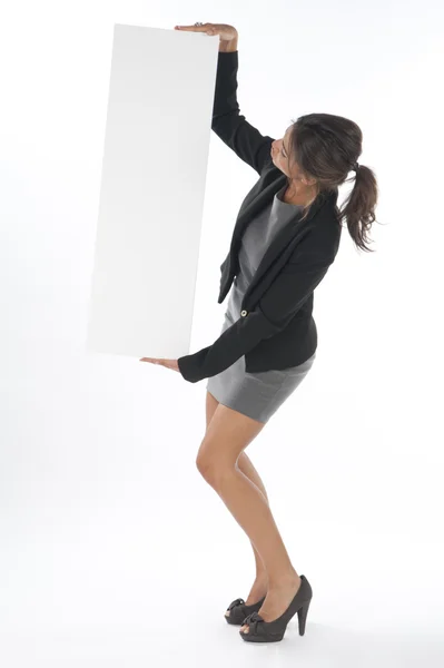 Vrouw leest groot aanbod, met verticale teken — Stockfoto