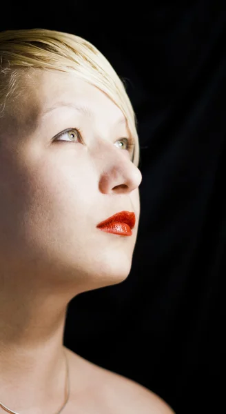 Blond kobieta patrząc na światło — Zdjęcie stockowe
