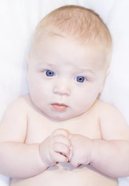Niño con ojos azules mirando a la cámara — Foto de Stock