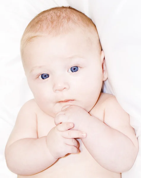 Niño con ojos azules mirando a la cámara — Foto de Stock