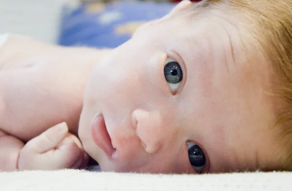 Babyjongen met blauwe ogen kijken naar de camera Rechtenvrije Stockafbeeldingen