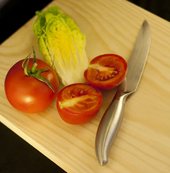 Fresh tomatoes and knife — Stock Photo, Image