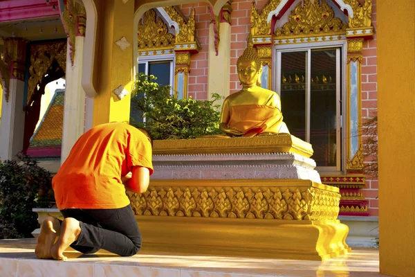 Мальчик уважает образ Будды — стоковое фото