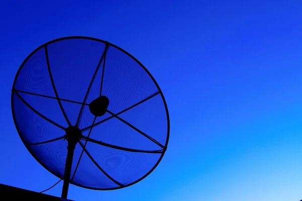 青い空に衛星放送受信アンテナ — ストック写真