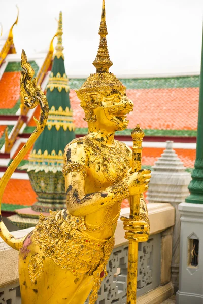 Anjo de Ouro com Pagoda Wat Phra Kaeo, Tailândia — Fotografia de Stock