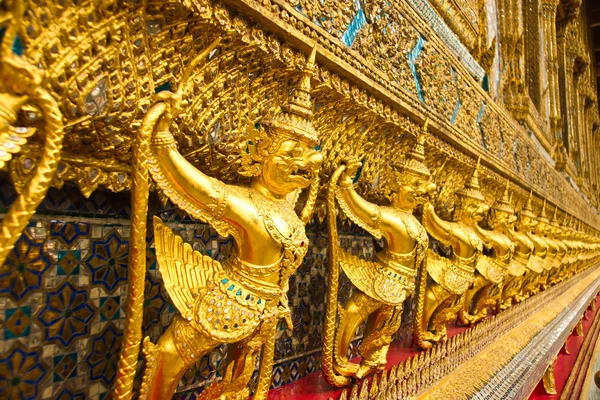 รูปปั้นโกลเด้นการ์ด้าที่พระราชวังไทย  . — ภาพถ่ายสต็อก
