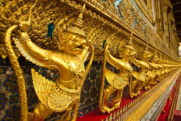Escultura garuda dourada no Palácio Real em tailandês  . — Fotografia de Stock