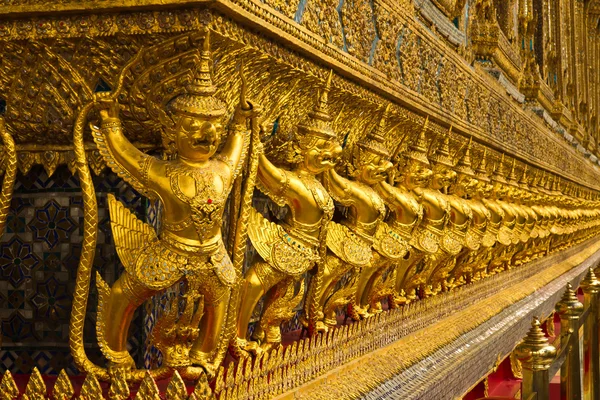 Escultura garuda dourada no Palácio Real em tailandês  . — Fotografia de Stock