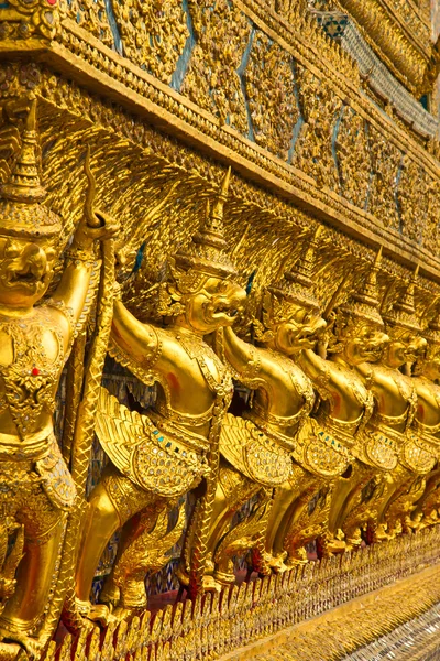 Altın garuda heykel de Tayland Kraliyet Sarayı . — Stok fotoğraf