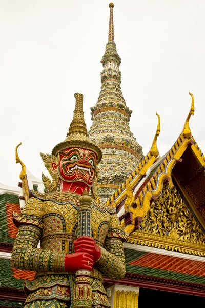 Jätte väktare på royal palace i thai . — Stockfoto