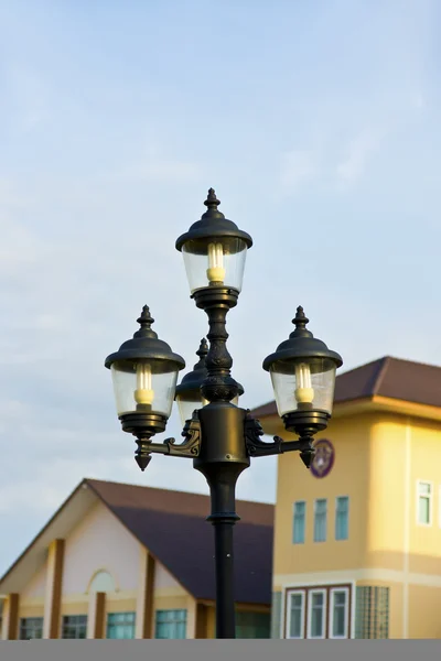 Уличная лампа в голубом небе — стоковое фото